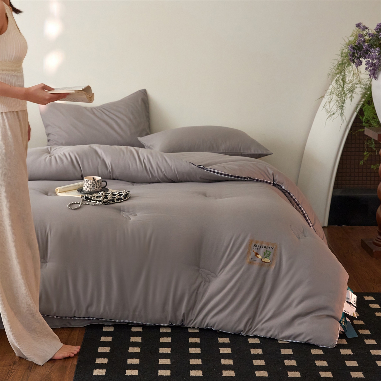 91家纺网 家纺一手货源 找家纺 头等舱  2025新款四季棉纯色A类20大豆7A抗菌秋冬被（模特图） 谧境-雅致灰