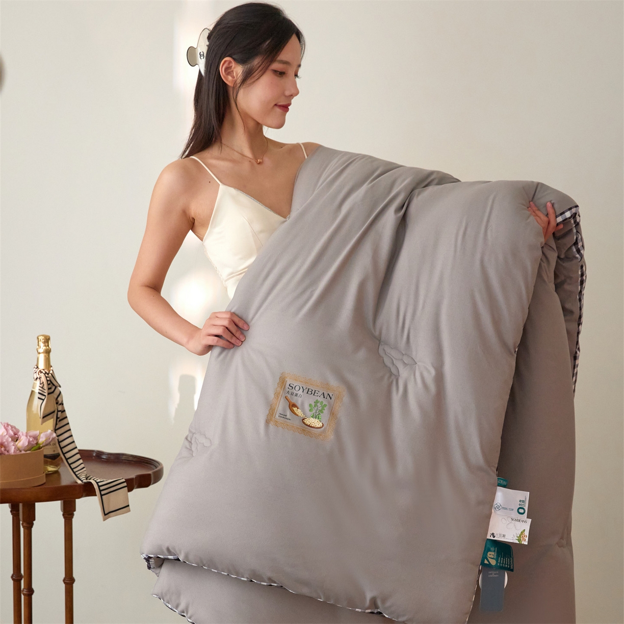 91家纺网 家纺一手货源 找家纺 头等舱  2025新款四季棉纯色A类20大豆7A抗菌秋冬被（模特图） 谧境-雅致灰