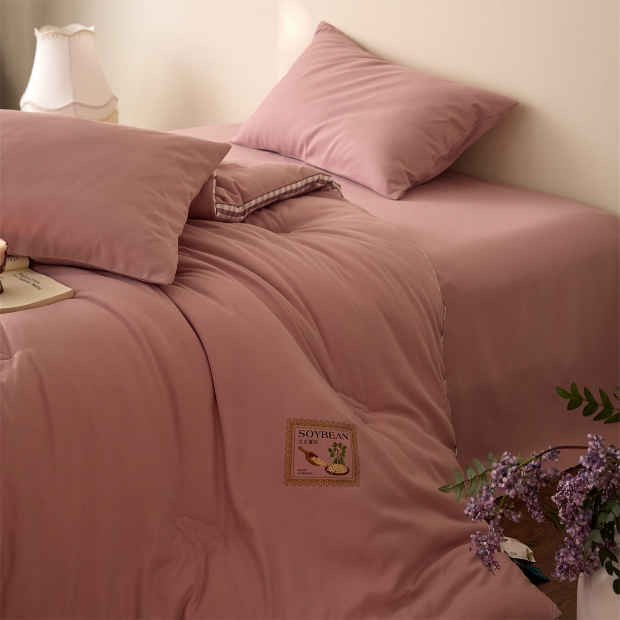 91家纺网 家纺一手货源 找家纺 头等舱  2025新款四季棉纯色A类20大豆7A抗菌秋冬被（空镜） 谧境-豆沙粉