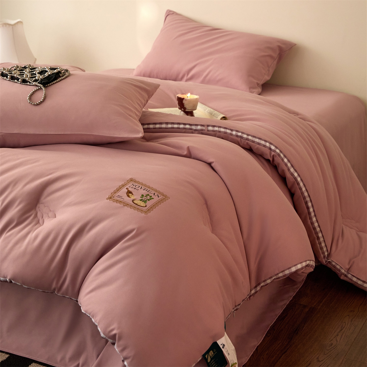 91家纺网 家纺一手货源 找家纺 头等舱  2025新款四季棉纯色A类20大豆7A抗菌秋冬被（空镜） 谧境-豆沙粉