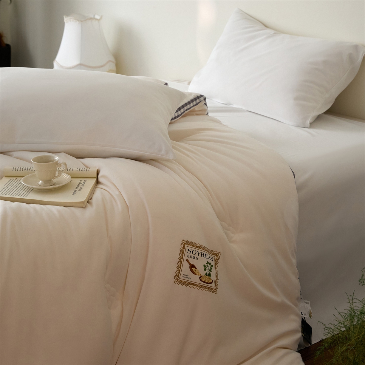 91家纺网 家纺一手货源 找家纺 头等舱  2025新款四季棉纯色A类20大豆7A抗菌秋冬被（空镜） 谧境-奶白