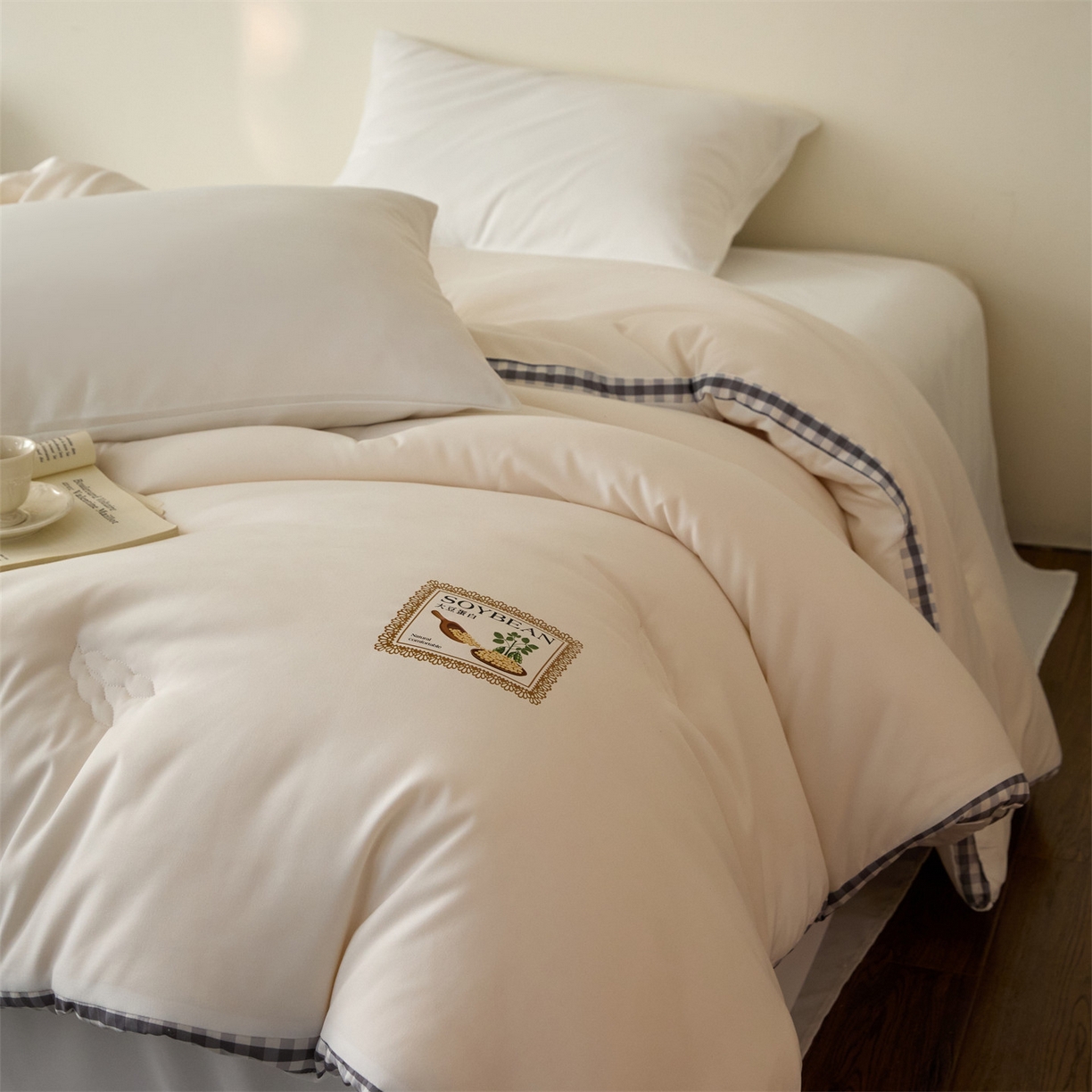 91家纺网 家纺一手货源 找家纺 头等舱  2025新款四季棉纯色A类20大豆7A抗菌秋冬被（空镜） 谧境-奶白