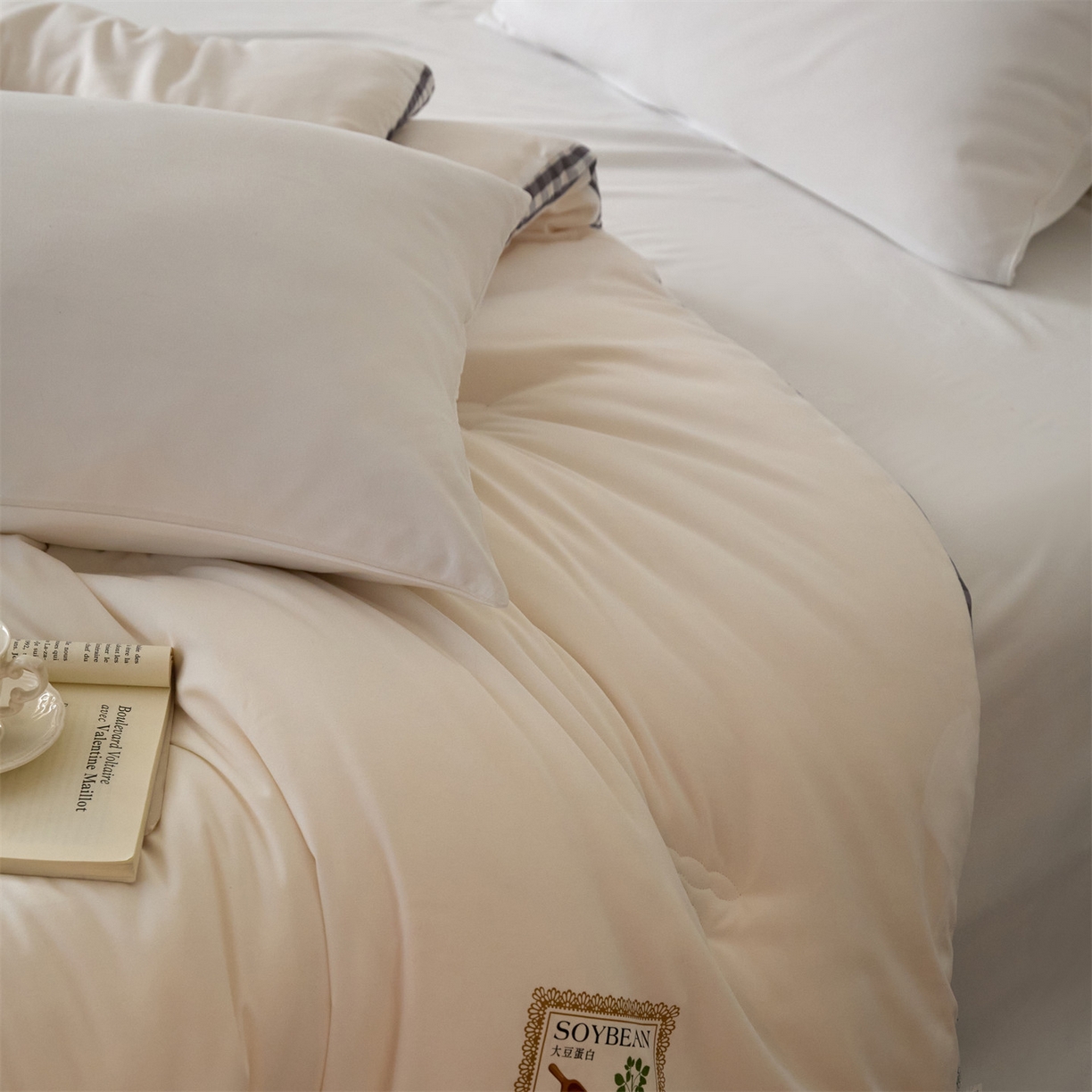 91家纺网 家纺一手货源 找家纺 头等舱  2025新款四季棉纯色A类20大豆7A抗菌秋冬被（空镜） 谧境-奶白