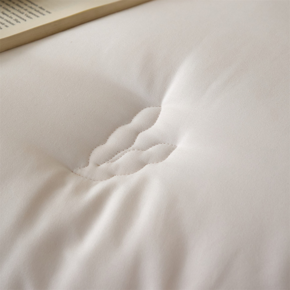 91家纺网 家纺一手货源 找家纺 头等舱  2025新款四季棉纯色A类20大豆7A抗菌秋冬被（空镜） 谧境-奶白