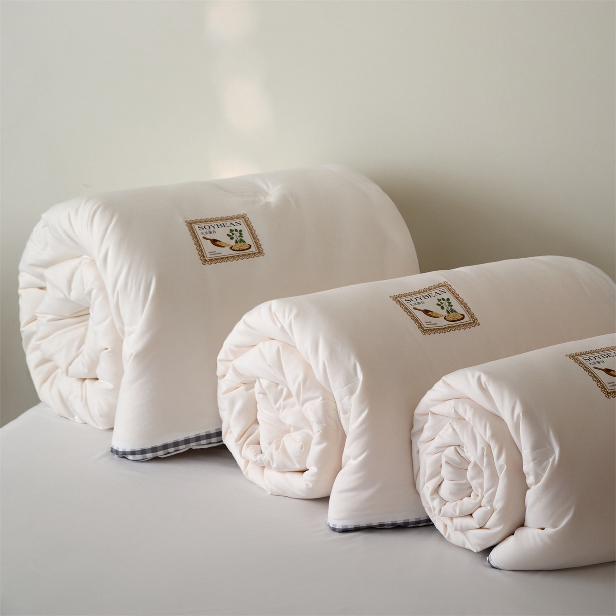 91家纺网 家纺一手货源 找家纺 头等舱  2025新款四季棉纯色A类20大豆7A抗菌秋冬被（空镜） 谧境-奶白