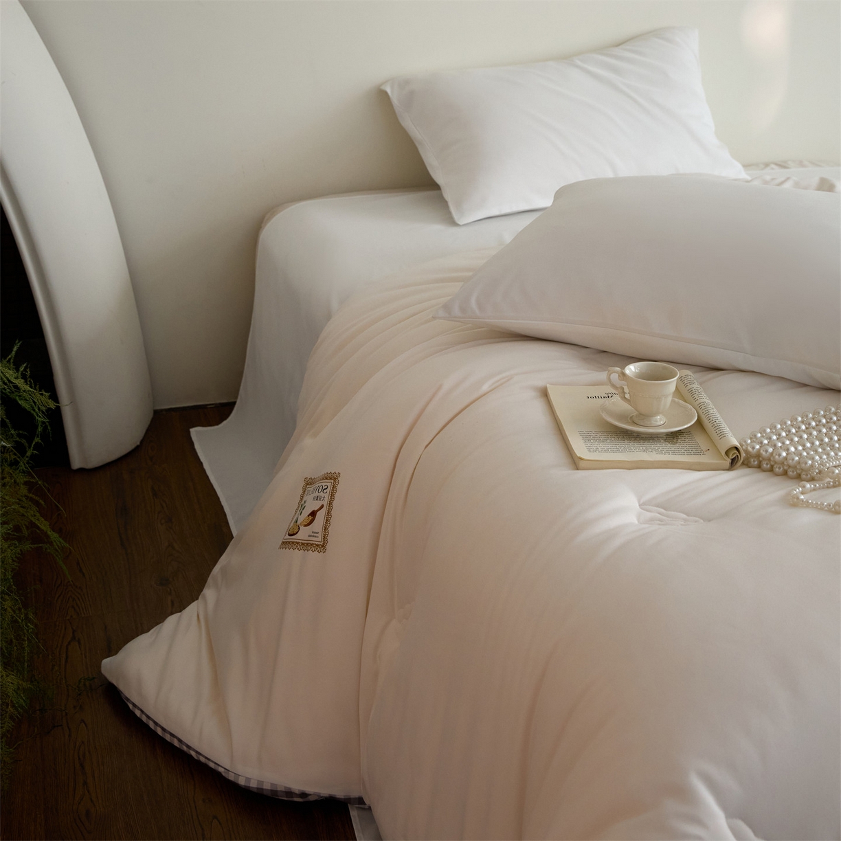 91家纺网 家纺一手货源 找家纺 头等舱  2025新款四季棉纯色A类20大豆7A抗菌秋冬被（空镜） 谧境-奶白