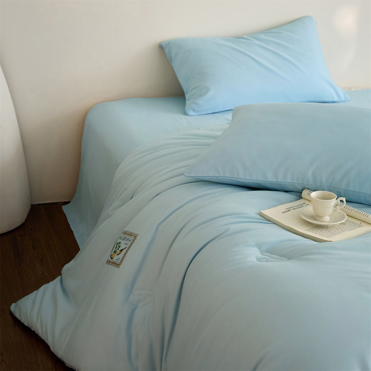 91家纺网 家纺一手货源 找家纺 头等舱  2025新款四季棉纯色A类20大豆7A抗菌秋冬被（空镜） 谧境-水蓝