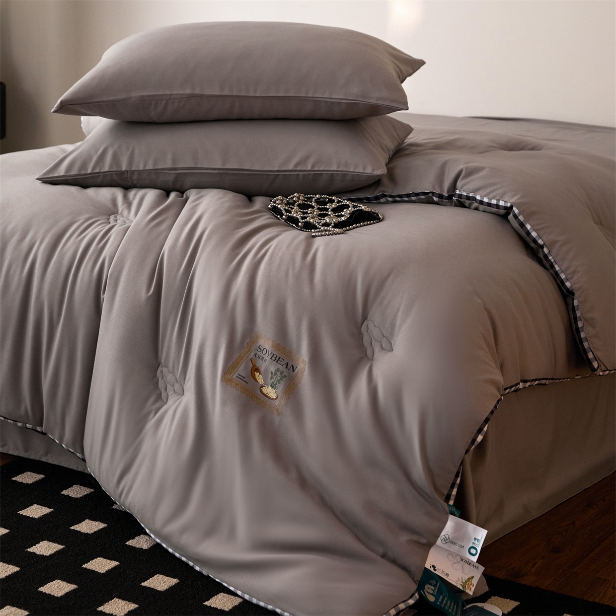 91家纺网 家纺一手货源 找家纺 头等舱  2025新款四季棉纯色A类20大豆7A抗菌秋冬被（空镜） 谧境-雅致灰