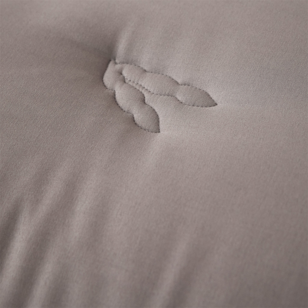 91家纺网 家纺一手货源 找家纺 头等舱  2025新款四季棉纯色A类20大豆7A抗菌秋冬被（空镜） 谧境-雅致灰