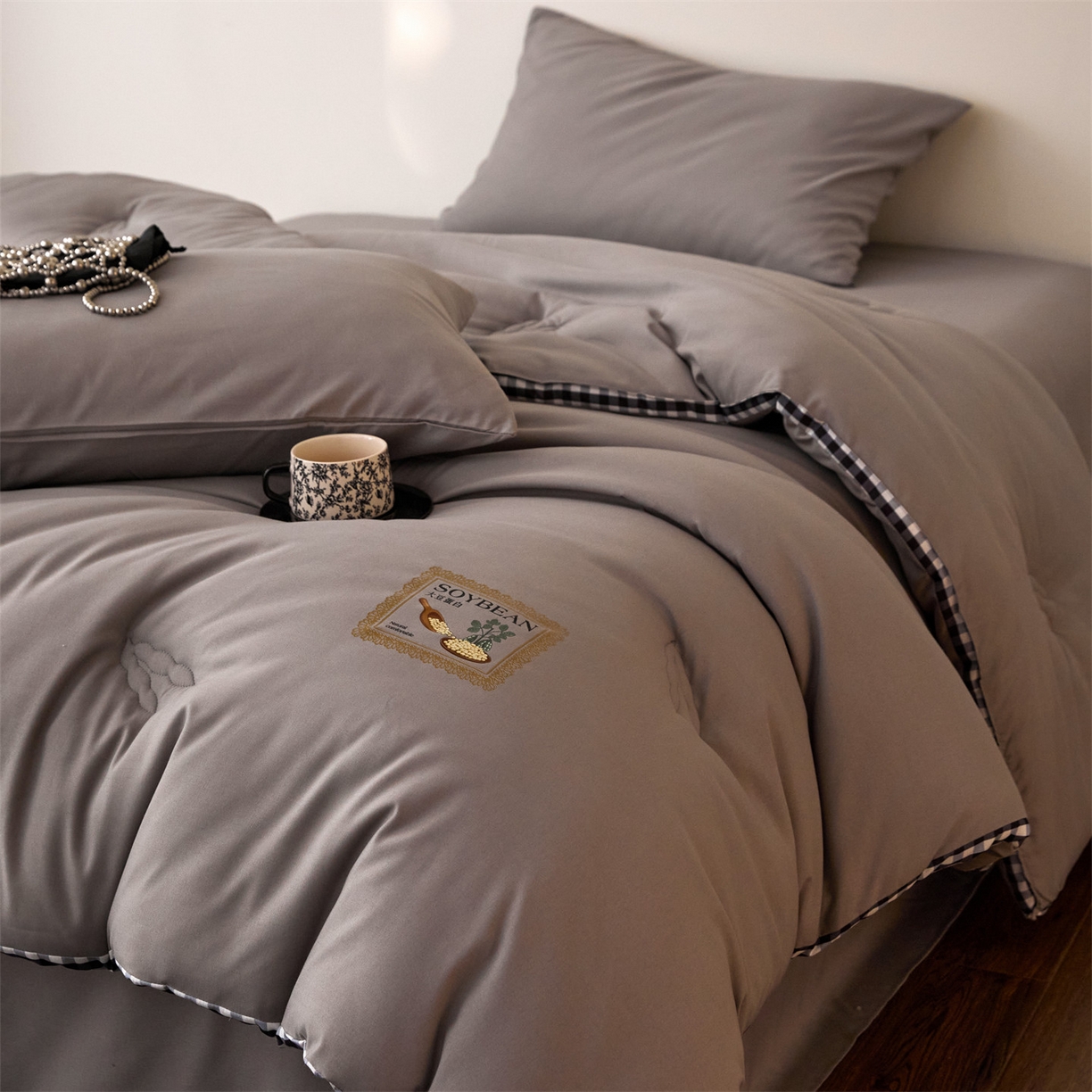 91家纺网 家纺一手货源 找家纺 头等舱  2025新款四季棉纯色A类20大豆7A抗菌秋冬被（空镜） 谧境-雅致灰