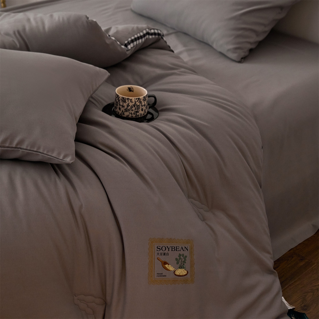 91家纺网 家纺一手货源 找家纺 头等舱  2025新款四季棉纯色A类20大豆7A抗菌秋冬被（空镜） 谧境-雅致灰