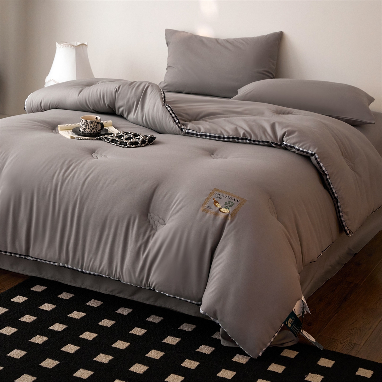 91家纺网 家纺一手货源 找家纺 头等舱  2025新款四季棉纯色A类20大豆7A抗菌秋冬被（空镜） 谧境-雅致灰
