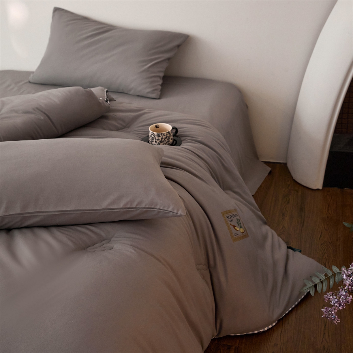 91家纺网 家纺一手货源 找家纺 头等舱  2025新款四季棉纯色A类20大豆7A抗菌秋冬被（空镜） 谧境-雅致灰