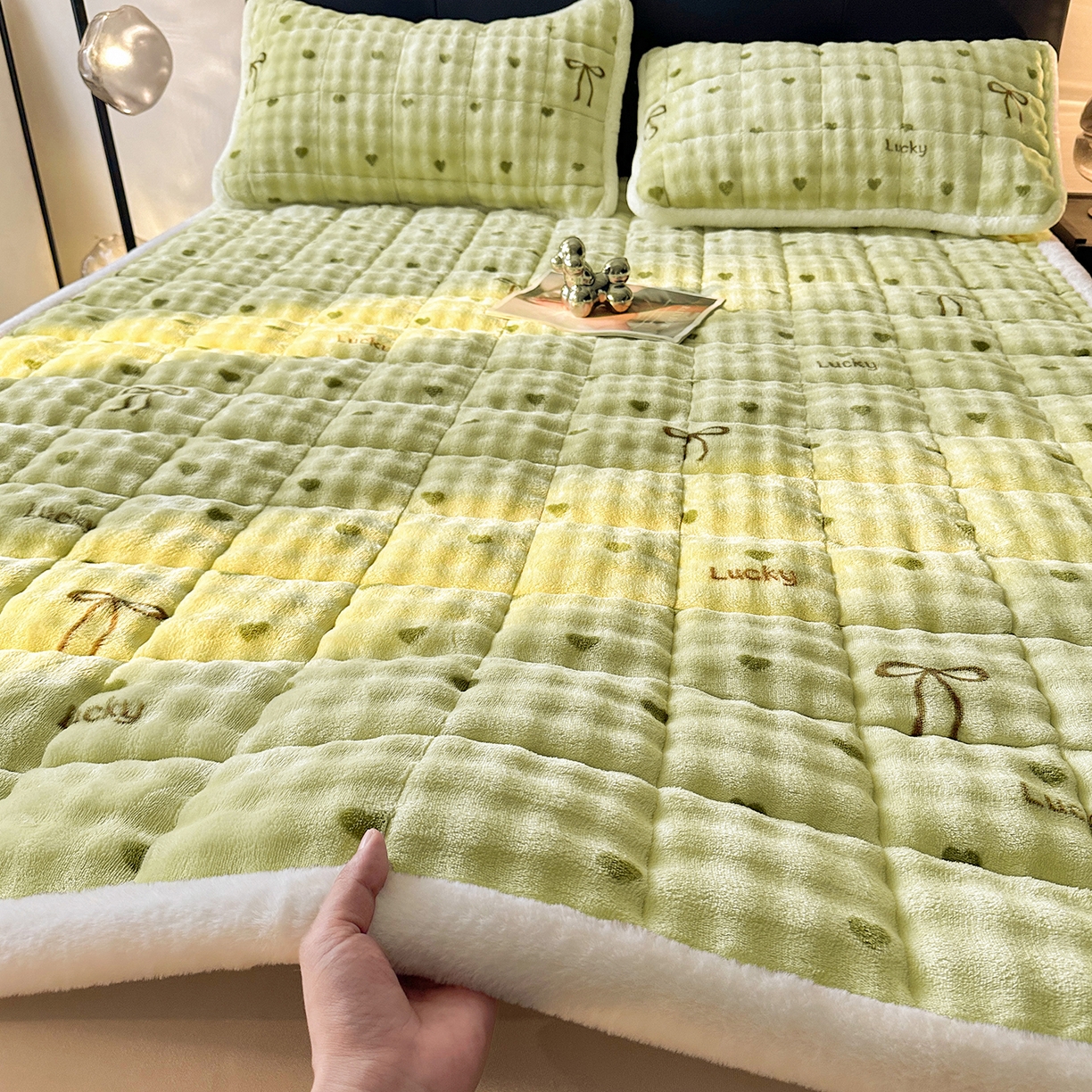 91家纺网 家纺一手货源 找家纺 梵朴 2025新款牛奶绒夹棉床垫床褥加厚珊瑚绒床护垫-印花系列（大床图） 波点南瓜