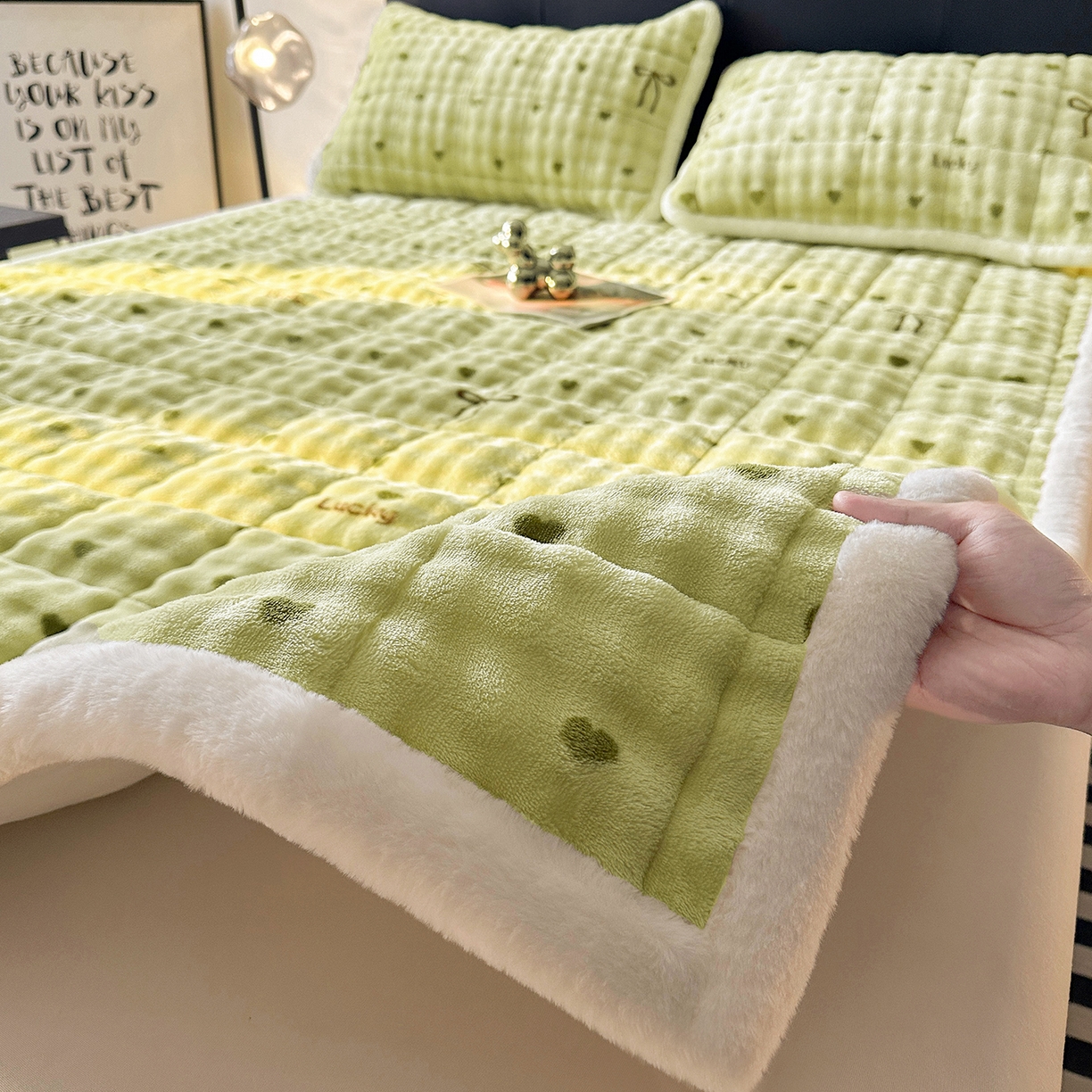 91家纺网 家纺一手货源 找家纺 （总）梵朴 2025新款牛奶绒泡泡兔毛绒床垫学生宿舍床褥子床护垫（大床款印花系列）-场景二