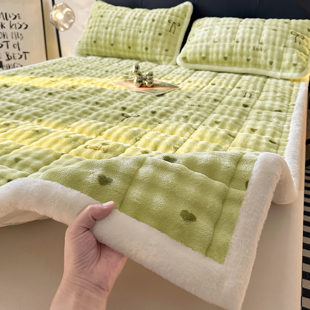 91家纺网 家纺一手货源 找家纺 （总）梵朴 2025新款牛奶绒泡泡兔毛绒床垫学生宿舍床褥子床护垫（大床款印花系列）-场景二