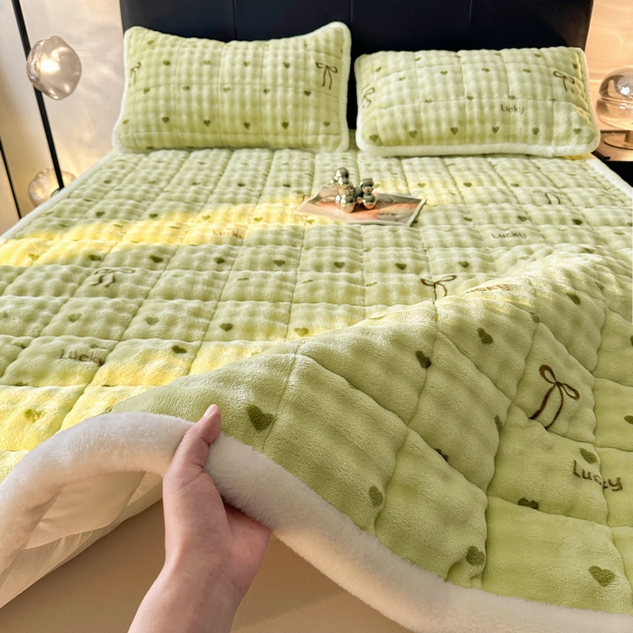 91家纺网 家纺一手货源 找家纺 （总）梵朴 2025新款牛奶绒泡泡兔毛绒床垫学生宿舍床褥子床护垫（大床款印花系列）-场景二