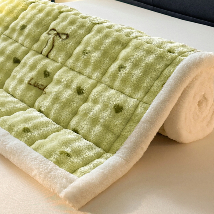 91家纺网 家纺一手货源 找家纺 （总）梵朴 2025新款牛奶绒泡泡兔毛绒床垫学生宿舍床褥子床护垫（大床款印花系列）-场景二