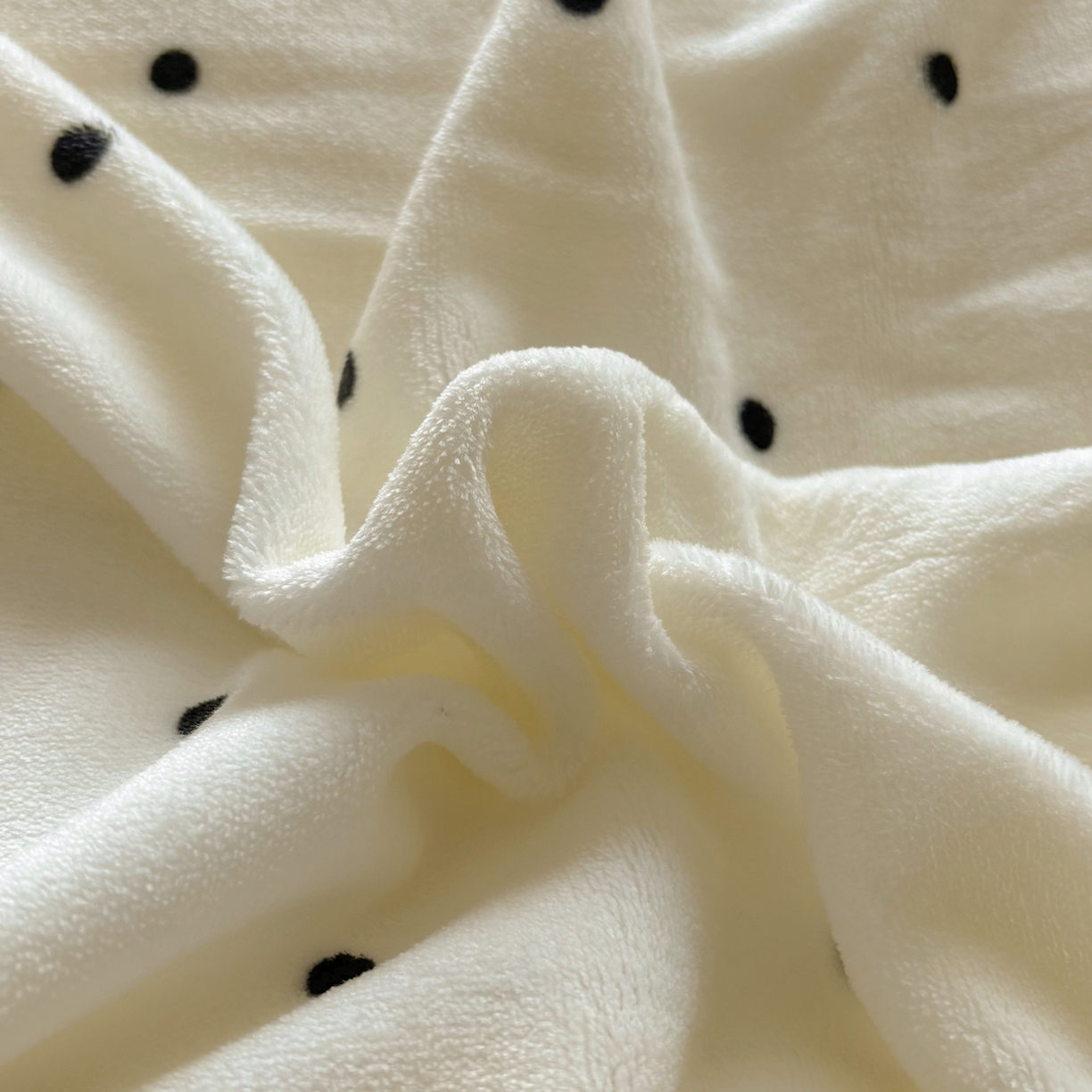 91家纺网 家纺一手货源 找家纺 丽涵家纺 2025新品全工艺牛奶绒印花枕套-波点球球款 波点-奶白