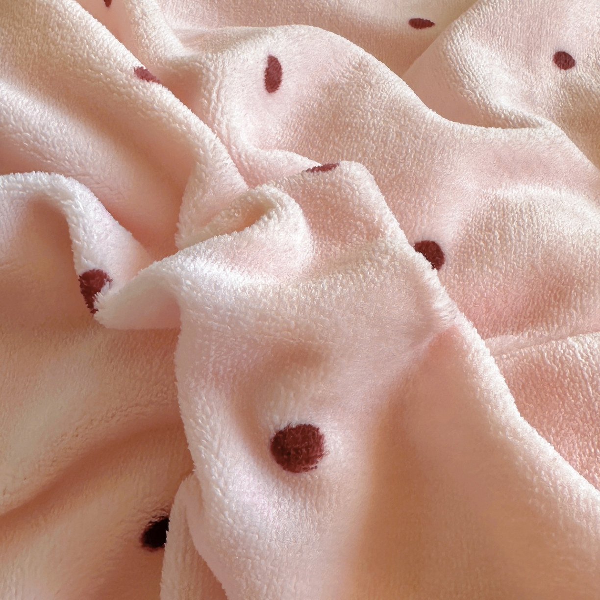 91家纺网 家纺一手货源 找家纺 丽涵家纺 2025新品全工艺牛奶绒印花枕套-波点球球款 波点-粉色