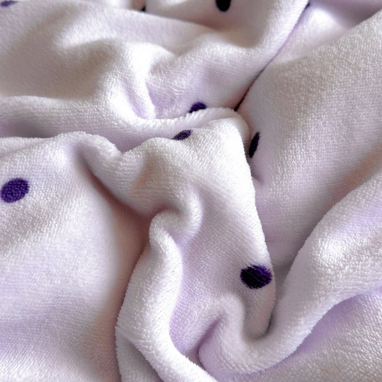 91家纺网 家纺一手货源 找家纺 丽涵家纺 2025新品全工艺牛奶绒印花枕套-波点球球款 波点-紫色