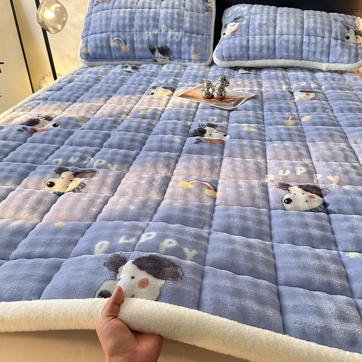 91家纺网 家纺一手货源 找家纺 （总）梵朴 2025新款牛奶绒泡泡兔毛绒床垫学生宿舍床褥子床护垫（大床款印花系列）-场景二