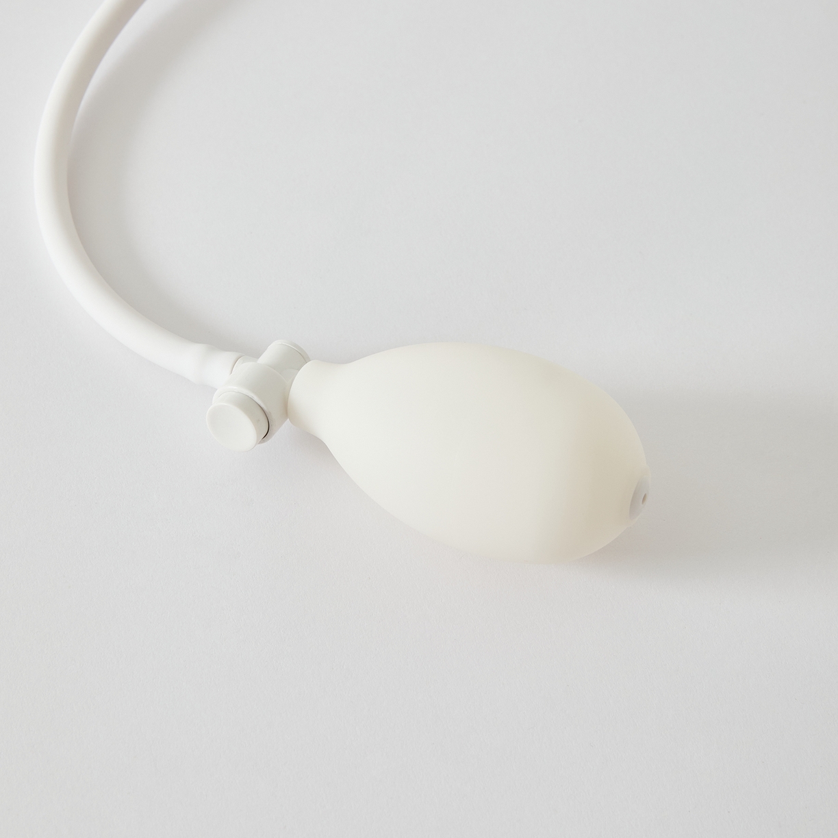 91家纺网 家纺一手货源 找家纺 境月枕芯坊 2025新款颈椎牵引枕枕头枕芯 可调节颈椎牵引枕