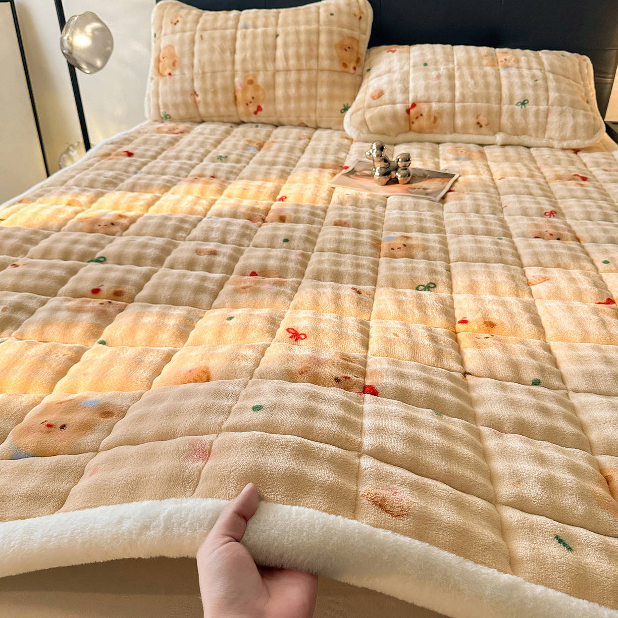 91家纺网 家纺一手货源 找家纺 （总）梵朴 2025新款牛奶绒泡泡兔毛绒床垫学生宿舍床褥子床护垫（大床款印花系列）-场景二