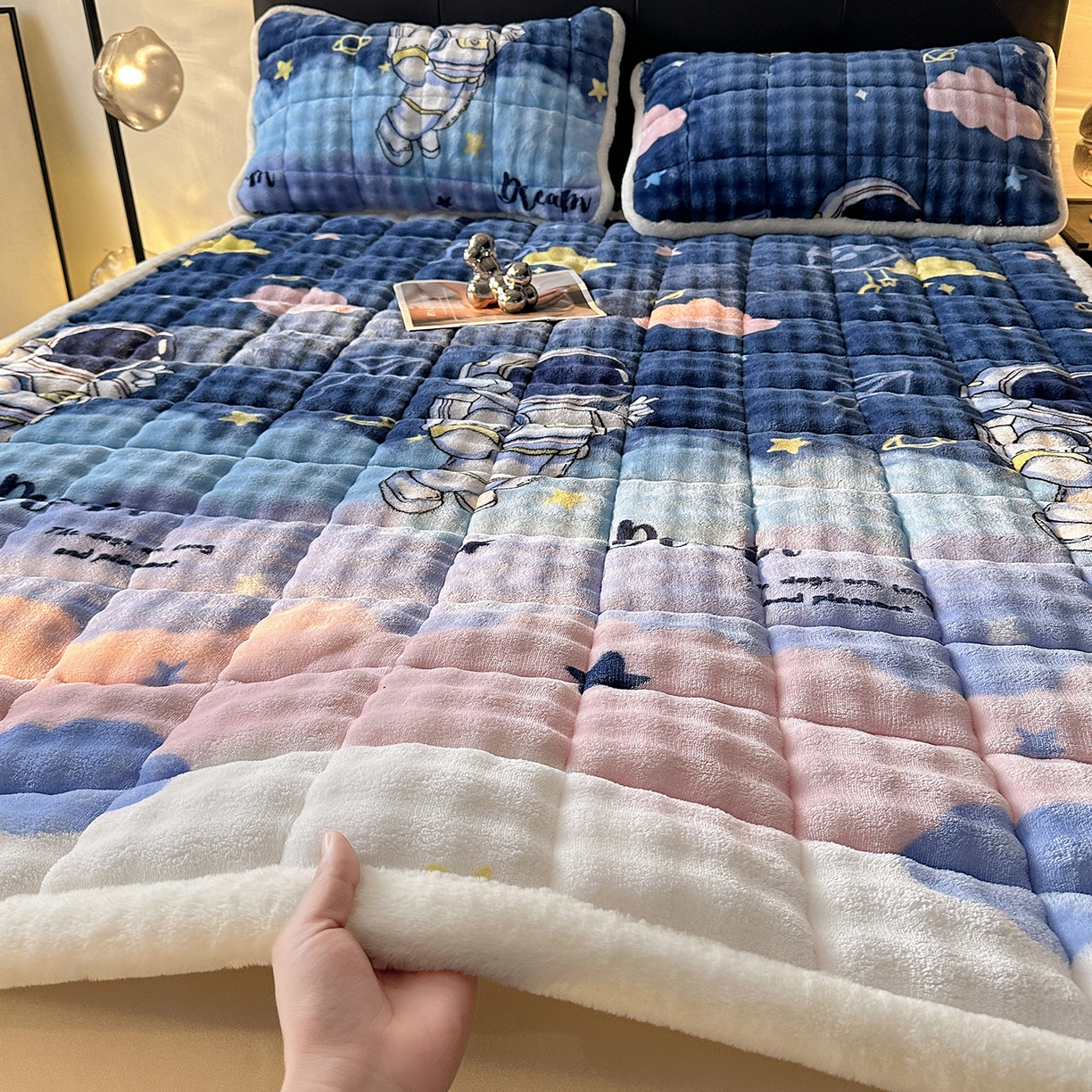 91家纺网 家纺一手货源 找家纺 （总）梵朴 2025新款牛奶绒泡泡兔毛绒床垫学生宿舍床褥子床护垫（大床款印花系列）-场景二