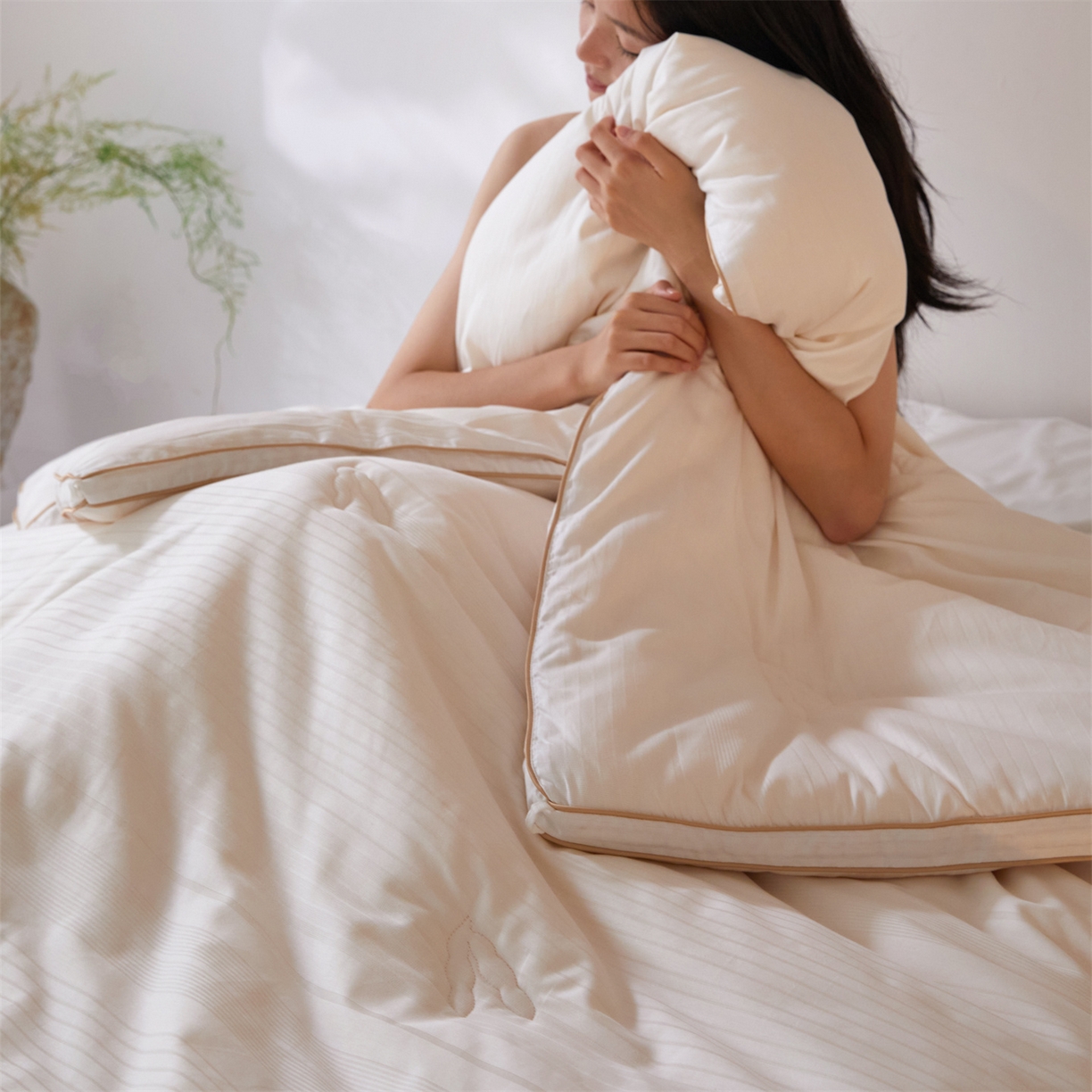 91家纺网 家纺一手货源 找家纺 头等舱  2025新款全棉提花A类30大豆7A抗菌立体被（模特图） 在水一方