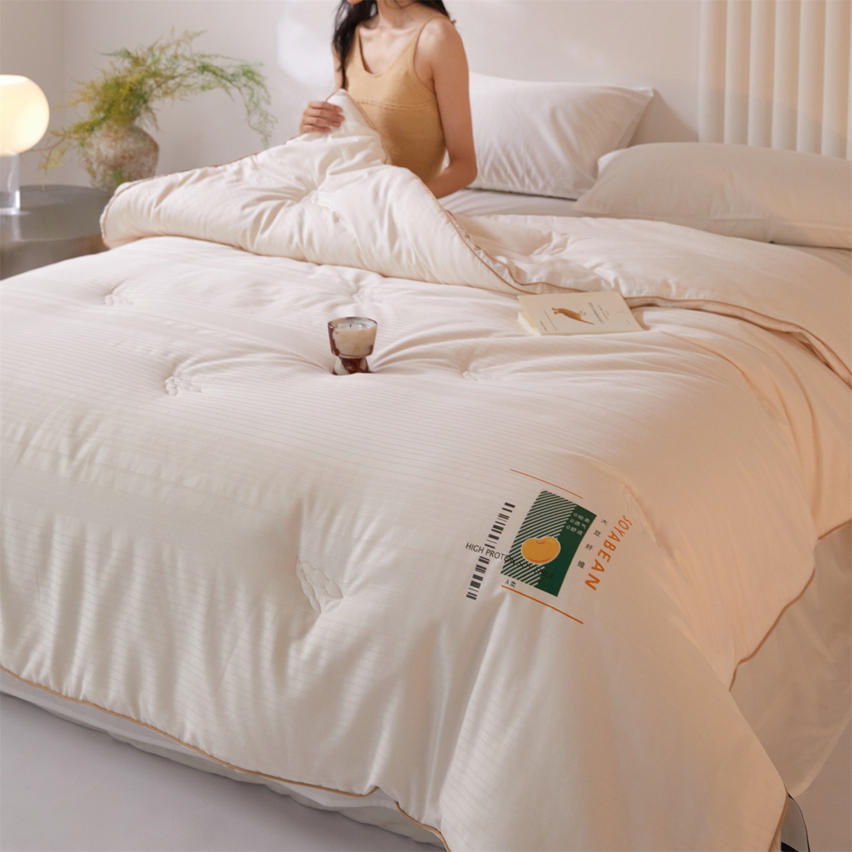 91家纺网 家纺一手货源 找家纺 头等舱  2025新款全棉提花A类30大豆7A抗菌立体被（模特图） 在水一方