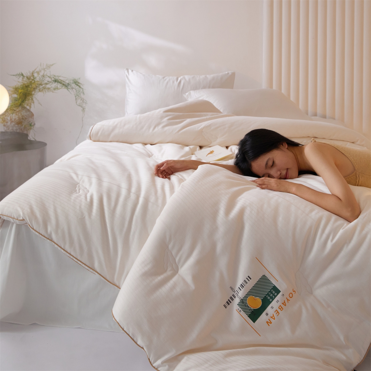 91家纺网 家纺一手货源 找家纺 头等舱  2025新款全棉提花A类30大豆7A抗菌立体被（模特图） 在水一方