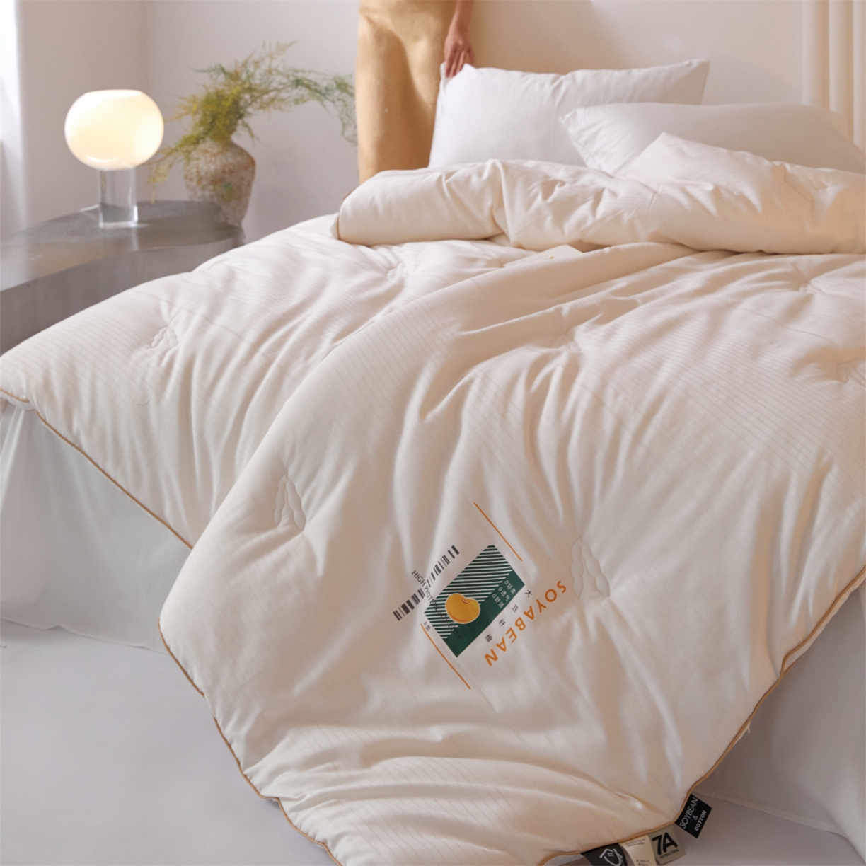 91家纺网 家纺一手货源 找家纺 头等舱  2025新款全棉提花A类30大豆7A抗菌立体被（模特图） 在水一方