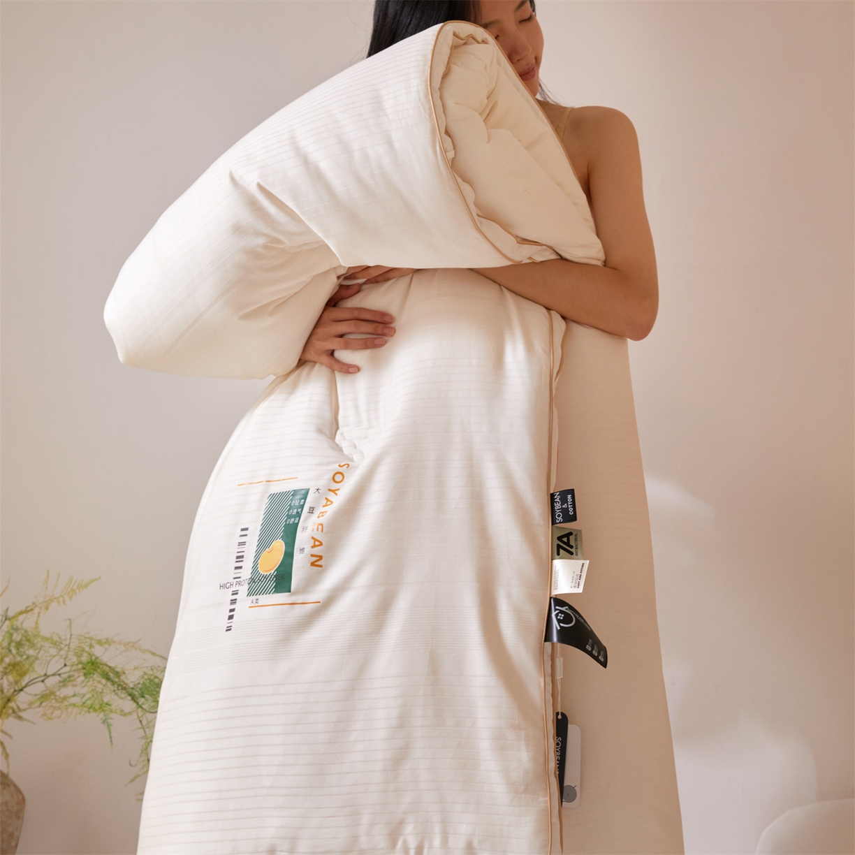 91家纺网 家纺一手货源 找家纺 头等舱  2025新款全棉提花A类30大豆7A抗菌立体被（模特图） 在水一方