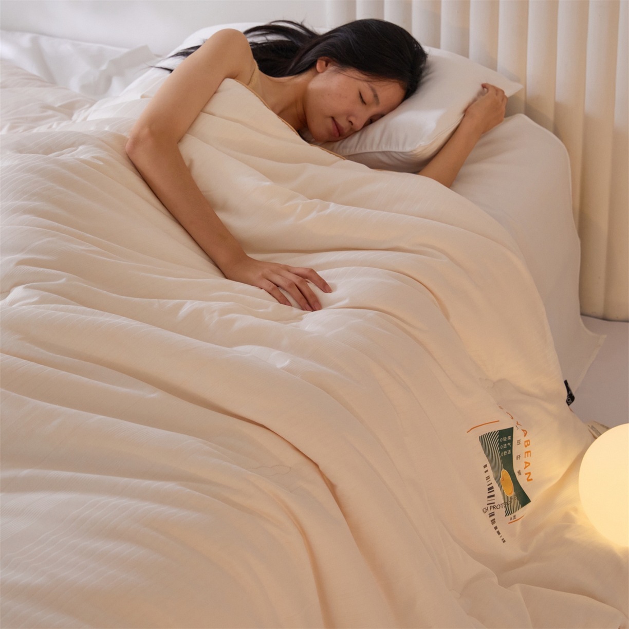 91家纺网 家纺一手货源 找家纺 头等舱  2025新款全棉提花A类30大豆7A抗菌立体被（模特图） 在水一方