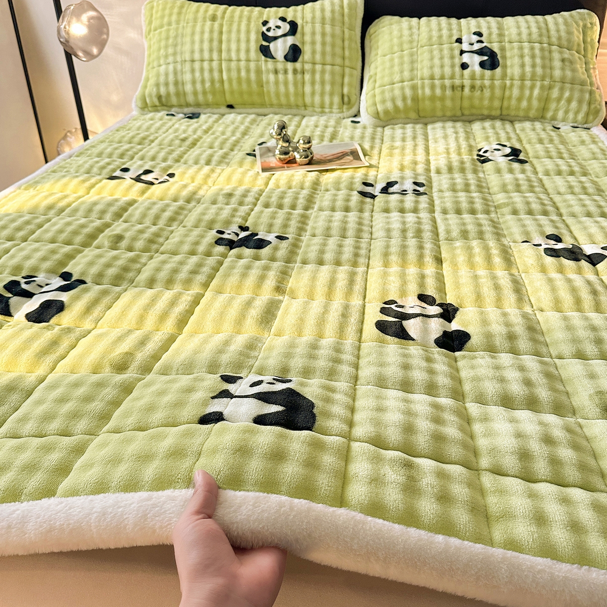 91家纺网 家纺一手货源 找家纺 （总）梵朴 2025新款牛奶绒泡泡兔毛绒床垫学生宿舍床褥子床护垫（大床款印花系列）-场景二