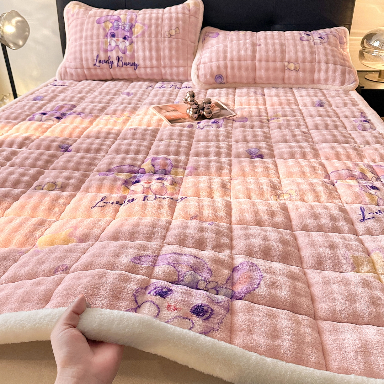 91家纺网 家纺一手货源 找家纺 （总）梵朴 2025新款牛奶绒泡泡兔毛绒床垫学生宿舍床褥子床护垫（大床款印花系列）-场景二