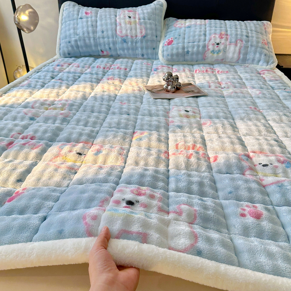 91家纺网 家纺一手货源 找家纺 （总）梵朴 2025新款牛奶绒泡泡兔毛绒床垫学生宿舍床褥子床护垫（大床款印花系列）-场景二