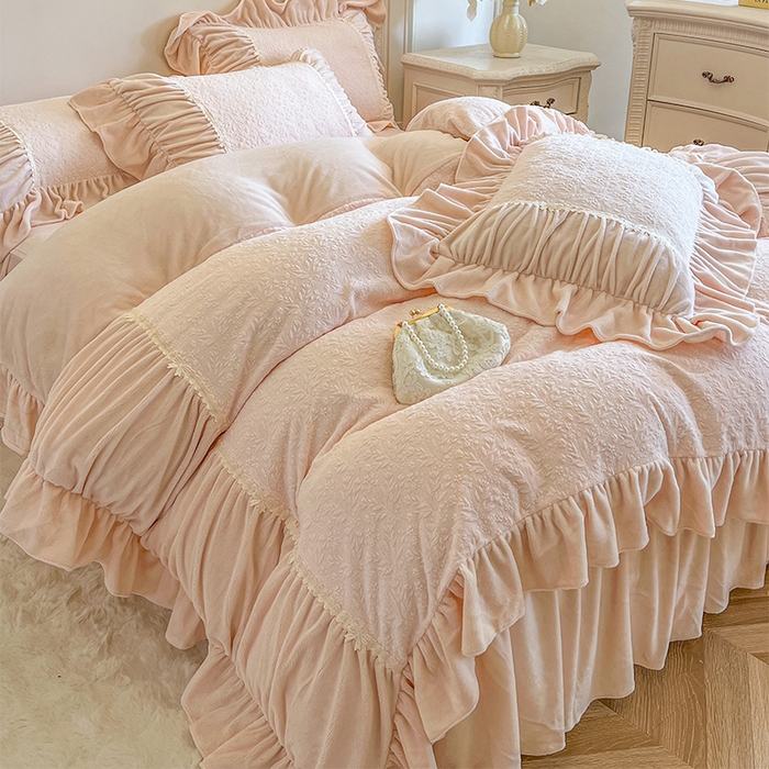 91家纺网 家纺一手货源 找家纺 （总）好儿喜家纺 2025新款法式雕花牛奶绒四件套床裙款-简希系列