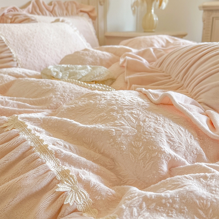 91家纺网 家纺一手货源 找家纺 （总）好儿喜家纺 2025新款法式雕花牛奶绒四件套床裙款-简希系列