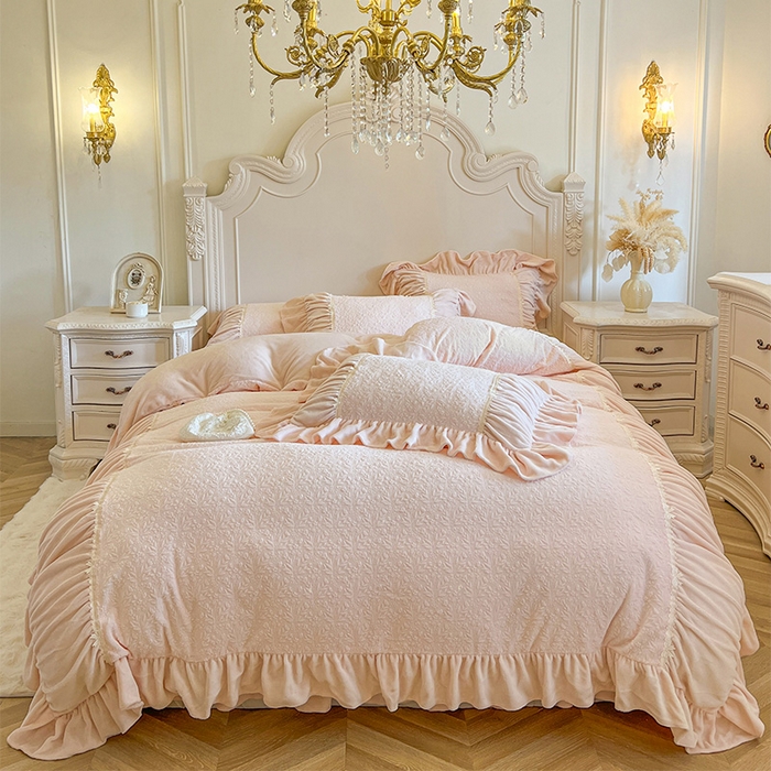 91家纺网 家纺一手货源 找家纺 （总）好儿喜家纺 2025新款法式雕花牛奶绒四件套床裙款-简希系列