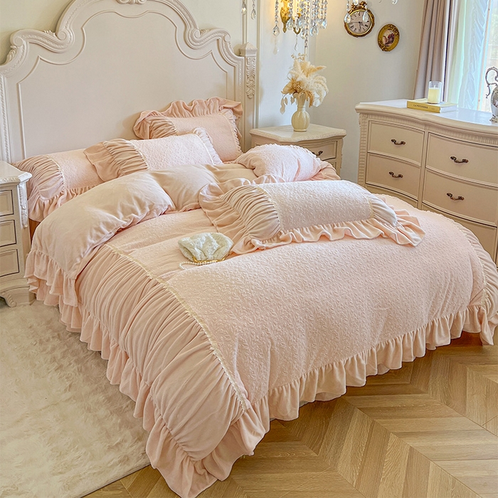 91家纺网 家纺一手货源 找家纺 （总）好儿喜家纺 2025新款法式雕花牛奶绒四件套床裙款-简希系列