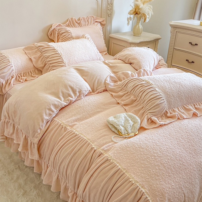 91家纺网 家纺一手货源 找家纺 （总）好儿喜家纺 2025新款法式雕花牛奶绒四件套床裙款-简希系列