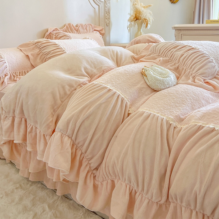 91家纺网 家纺一手货源 找家纺 （总）好儿喜家纺 2025新款法式雕花牛奶绒四件套床裙款-简希系列