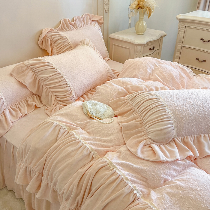 91家纺网 家纺一手货源 找家纺 （总）好儿喜家纺 2025新款法式雕花牛奶绒四件套床裙款-简希系列