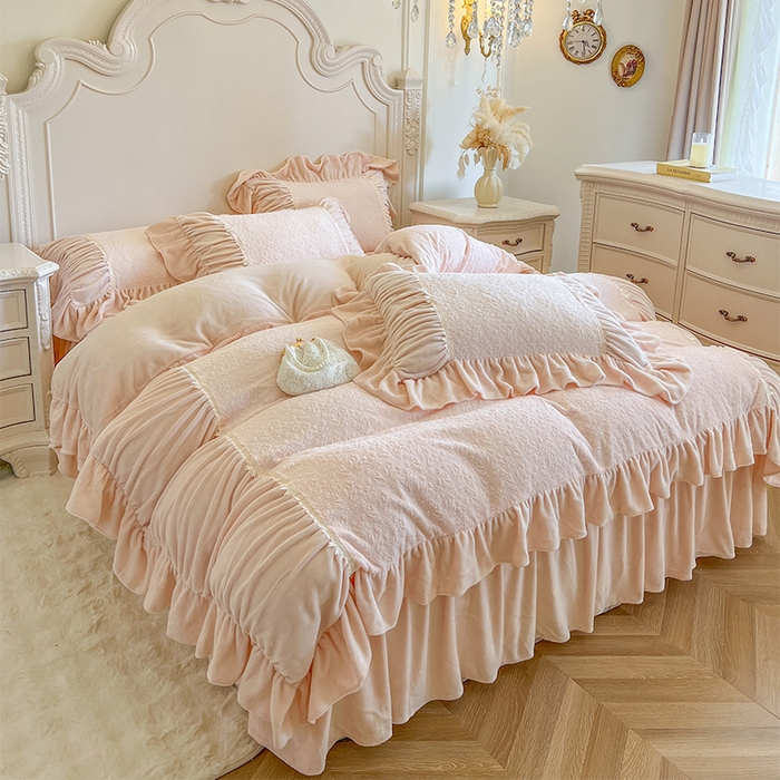 91家纺网 家纺一手货源 找家纺 （总）好儿喜家纺 2025新款法式雕花牛奶绒四件套床裙款-简希系列