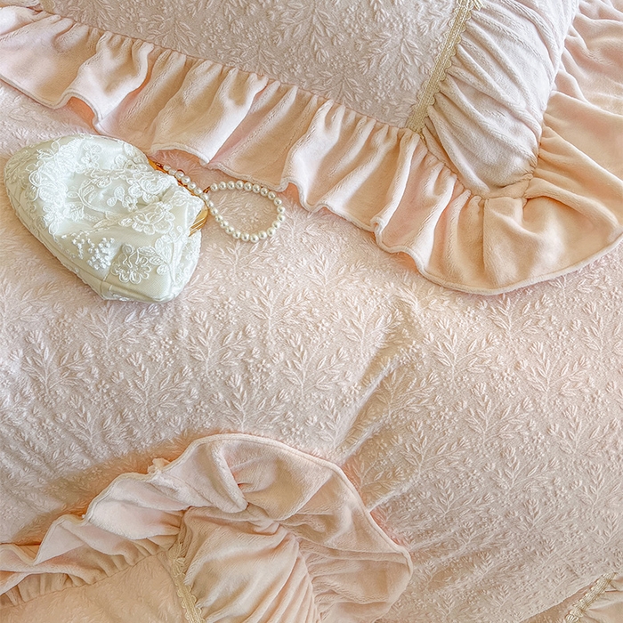 91家纺网 家纺一手货源 找家纺 （总）好儿喜家纺 2025新款法式雕花牛奶绒四件套床裙款-简希系列