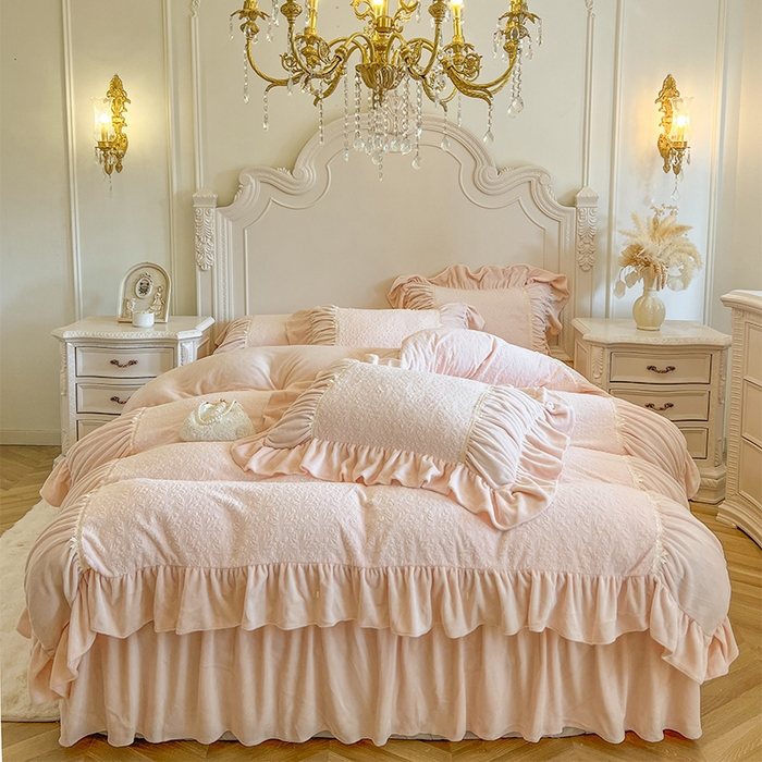 91家纺网 家纺一手货源 找家纺 （总）好儿喜家纺 2025新款法式雕花牛奶绒四件套床裙款-简希系列