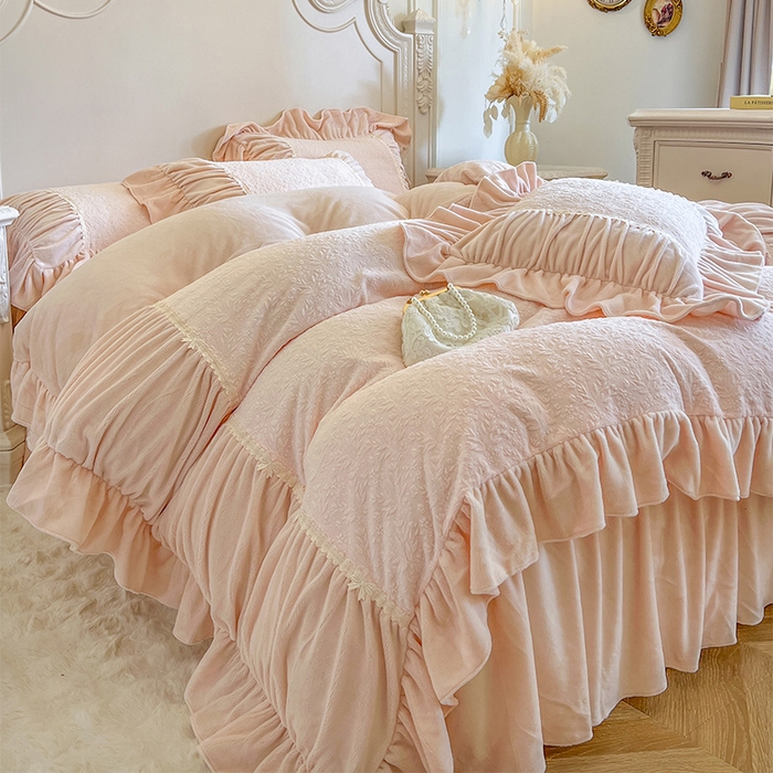 91家纺网 家纺一手货源 找家纺 （总）好儿喜家纺 2025新款法式雕花牛奶绒四件套床裙款-简希系列