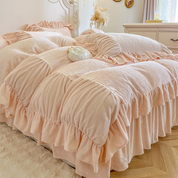 91家纺网 家纺一手货源 找家纺 （总）好儿喜家纺 2025新款法式雕花牛奶绒四件套床裙款-简希系列